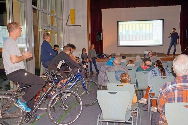 Beim ersten Fahrradkino in Riegel radeln Zuschauer fr den Filmgenuss