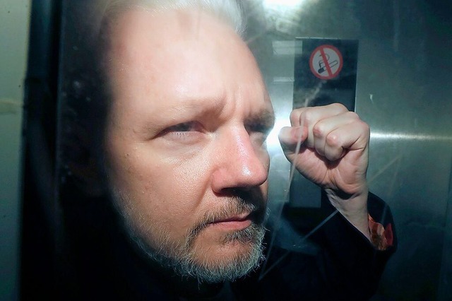 WikiLeaks-Grnder Julian Assange wird ...tssaal gefhrt. (Archivbild von 2019).  | Foto: Matt Dunham (dpa)