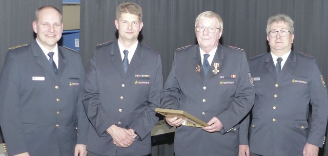 Das Feuerwehr-Ehrenzeichen in Gold erh...cob vom Feuerwehrverband gratulieren.   | Foto: Rolf Mck