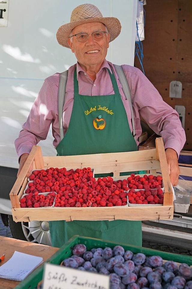 So kennen Wochenmarktkunden Franz Indl...nd Krben von frisch gepflcktem Obst.  | Foto: Stadt St. Blasien (Susanne Gilg)