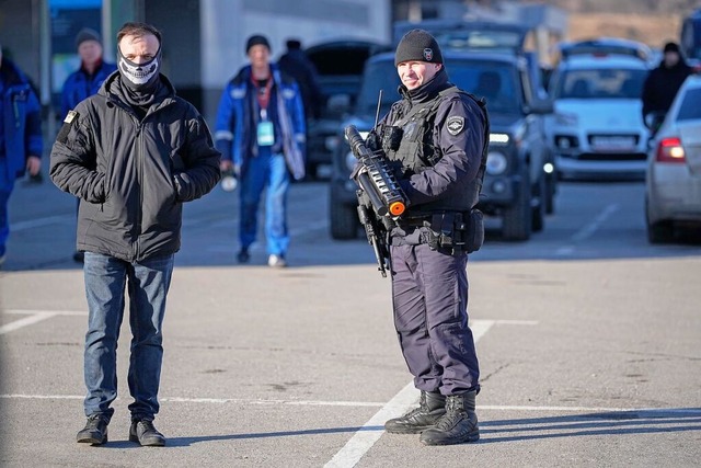 Polizeikontrolle nahe der Crocus City Hall  | Foto: Alexander Zemlianichenko (dpa)