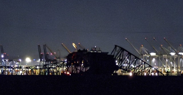 Blick auf die Francis Scott Key Bridge...es Containerschiffs mit der Autobrcke  | Foto: Kaitlin Newman (dpa)