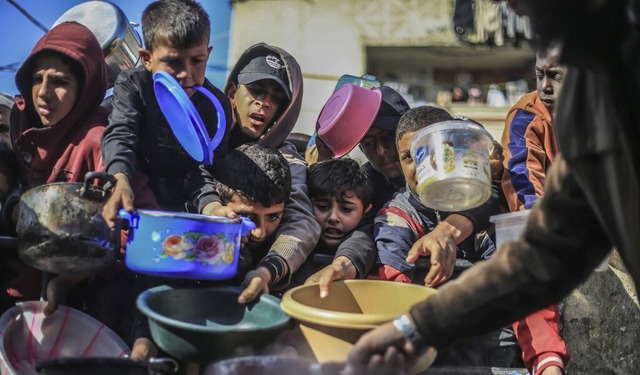 Hungernde palstinensische Kinder im G...n bei der Verteilung von Lebensmitteln  | Foto: Mohammed Talatene (dpa)