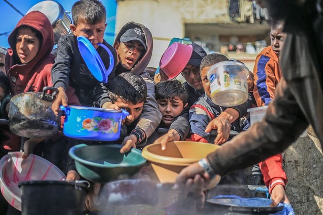 Hungernde palstinensische Kinder im G...n bei der Verteilung von Lebensmitteln  | Foto: Mohammed Talatene (dpa)