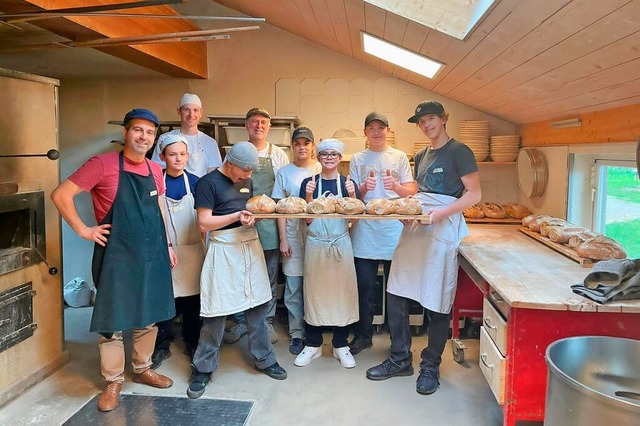 Stolz zeigen  Konfirmanden die selbstgebackenen Brote.  | Foto: privat