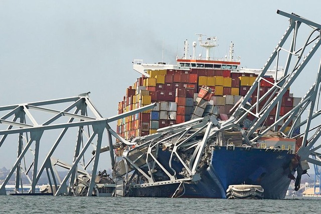 Das Containerschiff steckt unter einem...einen Sttzpfeiler der Brcke gerammt.  | Foto: Steve Helber (dpa)