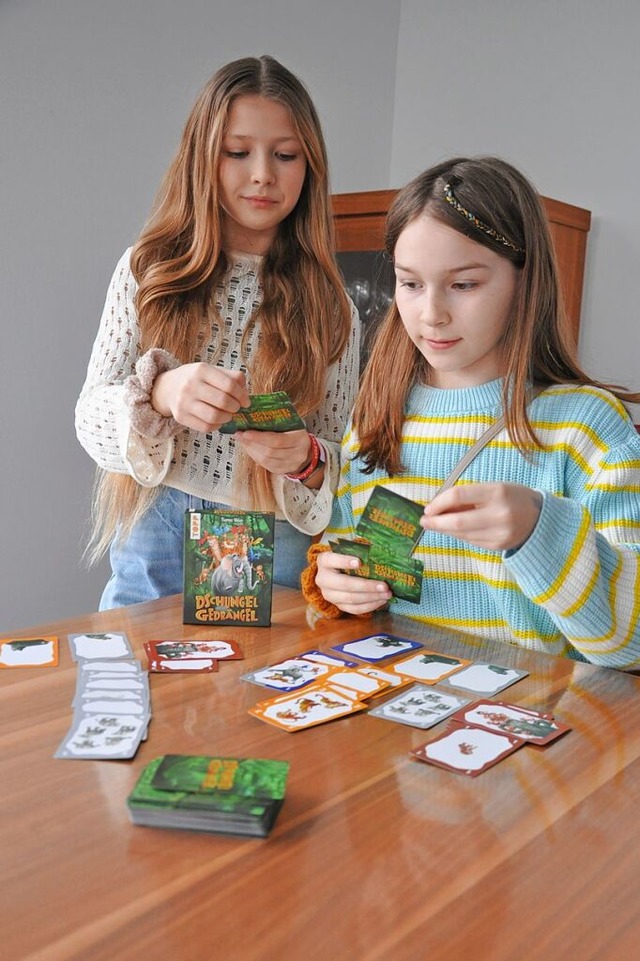 Die Mdchen spielen das Spiel Dschunge...el. Auch darin kommen viele Tiere vor.  | Foto: Tanja Liebmann-Decombe