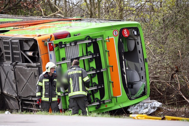 Bei einem Unfall mit einem Reisebus au...d mehrere Menschen ums Leben gekommen.  | Foto: Jan Woitas (dpa)