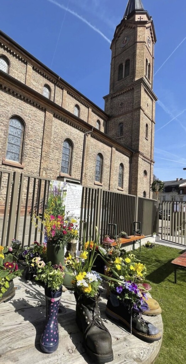 Osterschuhe vor der katholischen Bonifatiuskirche in Lrrach anno 2021   | Foto: Barbara Ruda