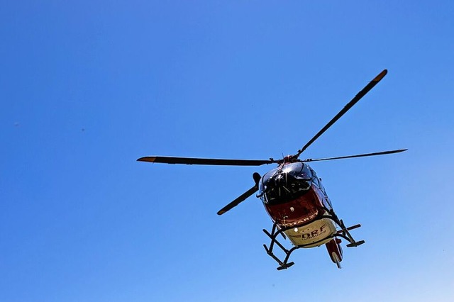 Mit zwei Hubschraubern wurden die Verl...konnte sich zunchst nicht besttigen.  | Foto: Philipp von Ditfurth (dpa)
