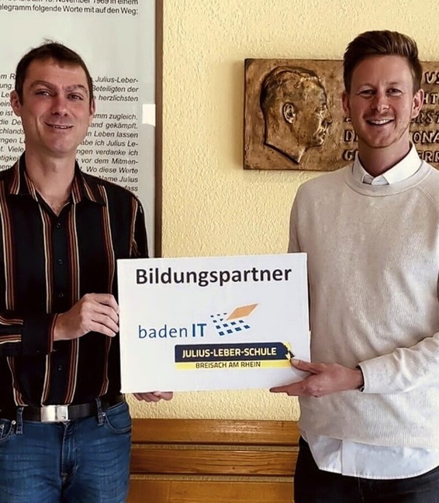 Konrektor Lukas Zellerhoff (rechts) und Patrick Weisser von Baden IT  | Foto: Julius-Leber-Schule