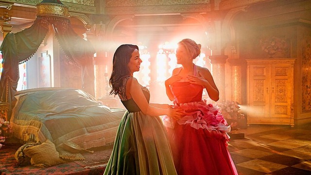 Pltzlich Prinzessinnen? Zeynep (Gizem Emre) und Chantal (Jella Haase)  | Foto: Gordon Timpen (dpa)