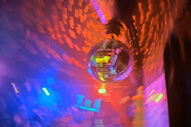 Diese Disco-Kugel im Hamburger Schanze...#8211; zeitweise &#8211; nicht drehen.  | Foto: Jonas Walzberg (dpa)
