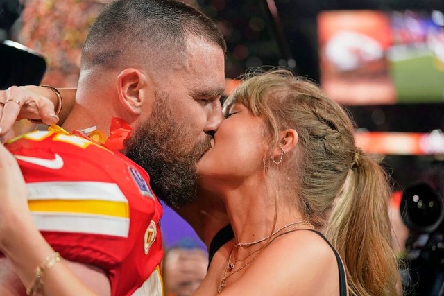 Ein Kuss nach dem Super-Bowl-Sieg: Ame... &#8211; und ber diese auch zu reden.  | Foto: Brynn Anderson (dpa)
