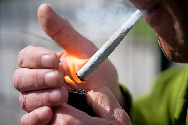 Ab der Teil-Legalisierung von Cannabis...b in ihrer Kneipe gekifft werden darf.  | Foto: Sebastian Gollnow (dpa)