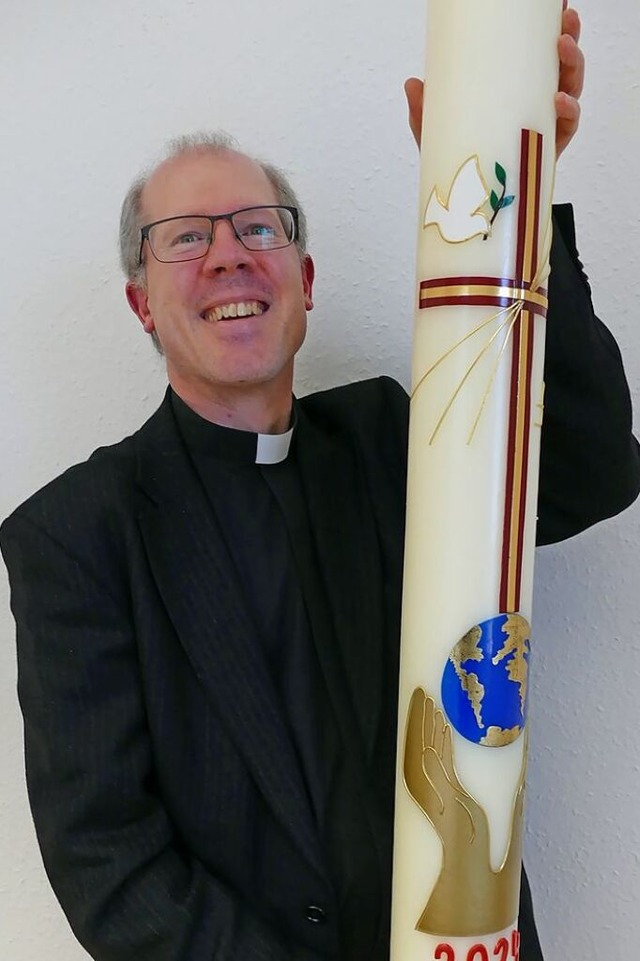 Pfarrer Fabian Schneider mit der von A...us Schwaningen gestalteten Osterkerze.  | Foto: Stefan Limberger-Andris