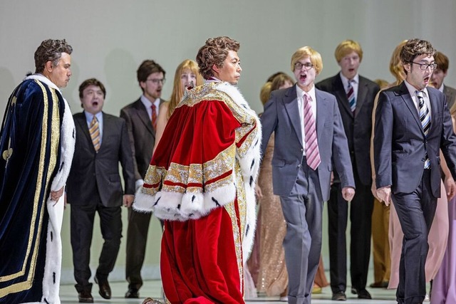 Jin Seok Lee als Philipp II. (vorne) m...d Snger des Opern- und des Extrachors  | Foto: Britt Schlling