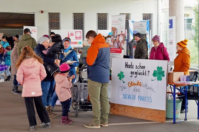 Bunt, lebendig ging es auf dem Sozialen Markt in der Garage des Sparkasse zu.  | Foto: Eva Korinth