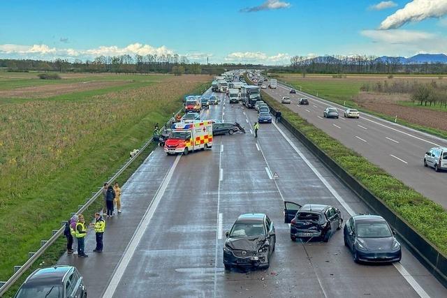 Massenkarambolage auf A5: Vollsperrung zwischen Achern und Appenweier nach Unfllen mit 13 Fahrzeugen