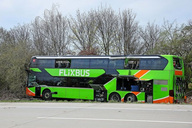 Bei dem Unfall mit einem Reisebus auf ...sind vier Menschen ums Leben gekommen.  | Foto: Jan Woitas (dpa)