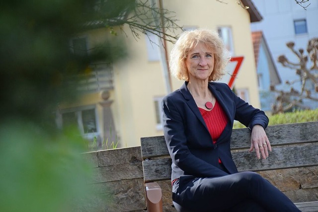 Daniela Meier auf einer Bank auf dem D...-Jhrigen Amtszeit neugestaltet wurde.  | Foto: Moritz Lehmann