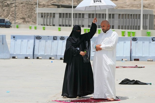 Saudi-Arabien, Mekka: Eine Frau hlt e... in Mekka iN Saudi-Arabien verrichtet.  | Foto: Amr Nabil (dpa)