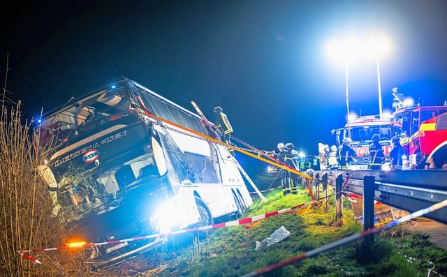 Nordrhein-Westfalen, Werl: Rettungskr...hn 44 (A44) an einem verunfallten Bus.  | Foto: Daniel Schrder (dpa)
