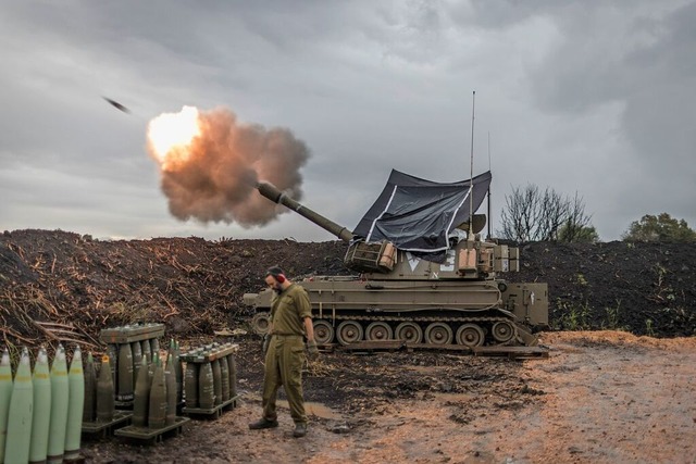 Israelische Soldaten feuern nahe der Grenze zum Libanon eine mobile Haubitze ab.  | Foto: Ilia Yefimovich (dpa)