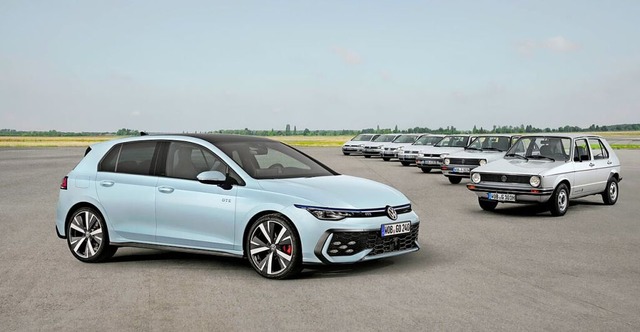 Acht Generationen Golf (vorne links das neueste Modell) auf einem Parkplatz.  | Foto: Volkswagen