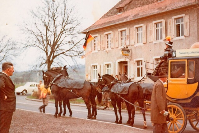 Bis 1970 war das Burkheimer Postamt im...chau  in Karlsruhe vor der Kreuz-Post.  | Foto: Archiv Reiner Gehr