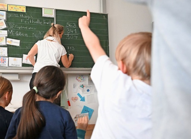 Stuttgart: Schler einer Grundschule a...m Klassenzimmer an Mathematikaufgaben.  | Foto: Bernd Weibrod (dpa)