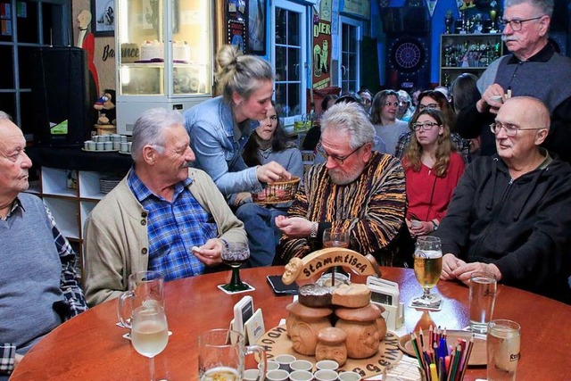 Pfarrerin Schimmel beim Austeilen des ...s im Rahmen des Kneipengottesdiensts.   | Foto: Heidi Fel