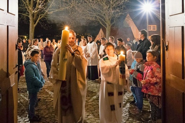 In der Osternacht feiern die Katholike...r. Das Bild zeigt das Osterfeuer 2016.  | Foto: Martin Hau