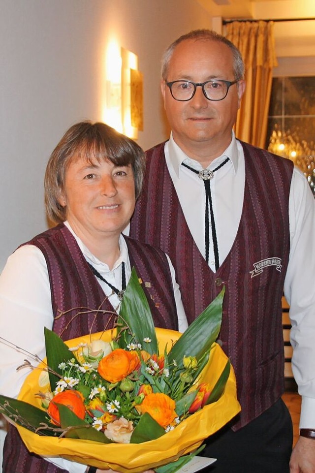 Der Vorsitzende Bernd Schneider verabschiedete Heike Gutmann.  | Foto: Christiane Franz