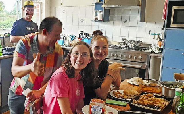 Luisa Link (Mitte) feiert den Geburtst...aben sie ein zweites Zuhause gefunden.  | Foto: Luisa Link