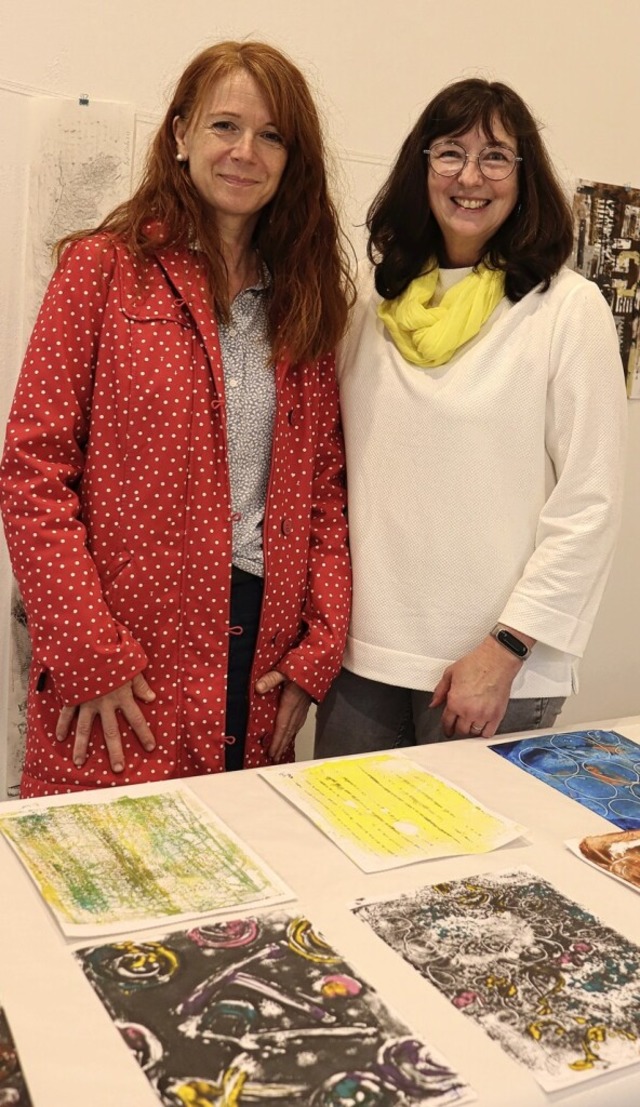 Ellen Fritz (links) aus Haslach und  A...en  Druckkunst-Workshops teilgenommen.  | Foto: Juliana Eiland-Jung