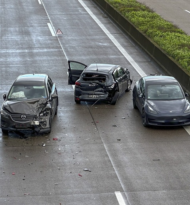 Drei von insgesamt 14 Fahrzeugen, die in die vier Unflle verwickelt waren.   | Foto: Einsatz-Report24