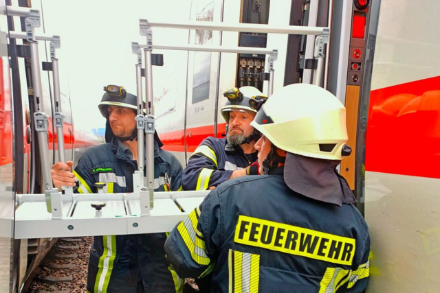 ICE bleibt nrdlich von Freiburg liegen - Denzlinger Feuerwehr hilft bei Evakuierung