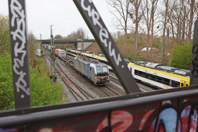 Wenn die neuen Gleise an der Autobahn ...ten Strecke der Rheintalbahn beginnen.  | Foto: Bastian Bernhardt