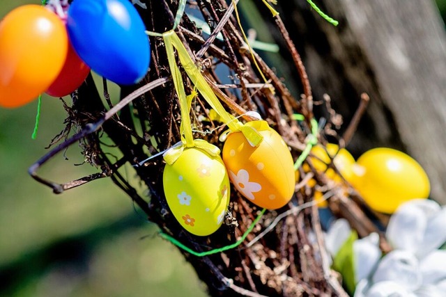 Zu Ostern geben sich viele Menschen Mhe mit einer schnen Dekoration.  | Foto: Hauke-Christian Dittrich (dpa)