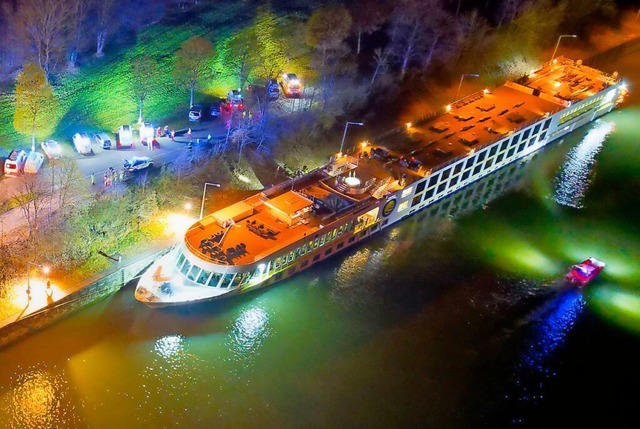 Das havarierte Schiff auf der Donau.  | Foto: Team Fotokerschi , Martin Schari (dpa)