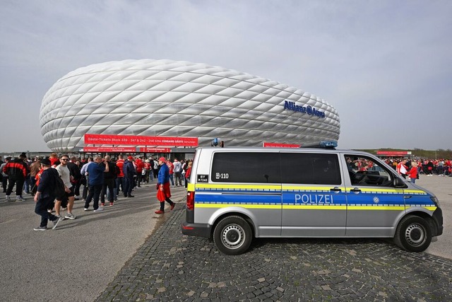 Ein Fahrzeug der Polizei steht vor dem Eingang der Allianz Arena.  | Foto: Sven Hoppe (dpa)