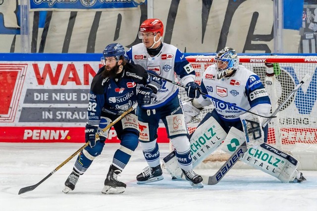 Straubings Justin Brown (links) arbeit... dem Tor von Joacim Eriksson (rechts).  | Foto: IMAGO/Eibner-Pressefoto/Harry Schindler