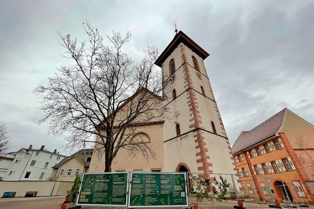 Die Lrracher Stadtkirche wird saniert...chengemeinde Ostern auf der Baustelle.  | Foto: Barbara Ruda