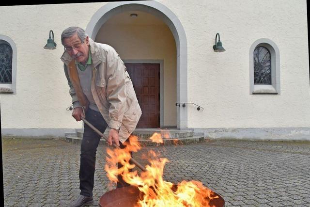 Am Rammersweirer Osterfeuer wird die Osterkerze entzndet