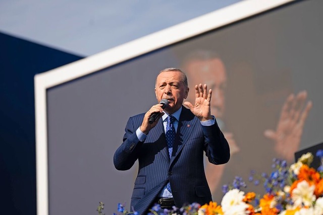 Der trkische Prsident Recep Tayyip E...er Wahlkampfveranstaltung in Istanbul.  | Foto: Francisco Seco (dpa)