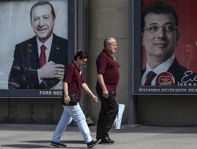 Die beiden Kandidaten Erdogan (l), und...erneut deutlichem Vorsprung  errungen.  | Foto: Emrah Gurel (dpa)