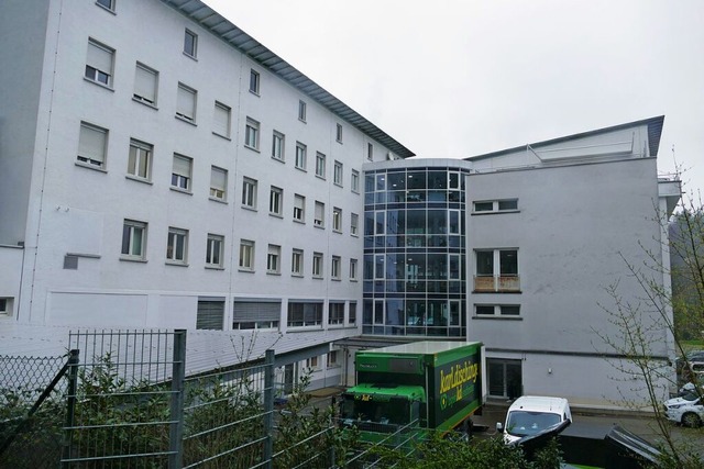 Die BDH-Klinik Waldkirch von auen. In...am Schwesternwohnheim laufen Arbeiten.  | Foto: Sylvia Sredniawa