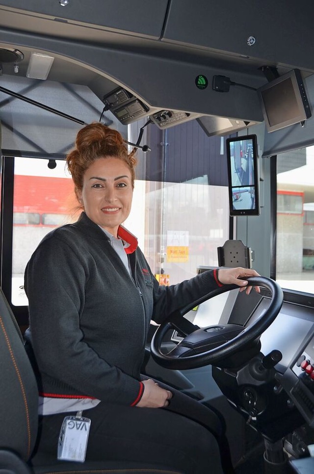 Sie freut sich auf jede Fahrt in ihrem Bus: Manal Maai.  | Foto: Ulrike Strter