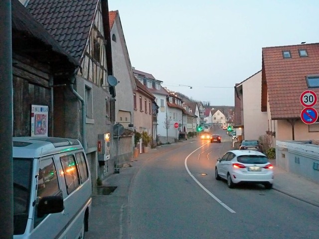 An der Hauptstrae in Ihringen-Wasenwe...iner Fugngerin und einem Autofahrer.  | Foto: Dirk Sattelberger